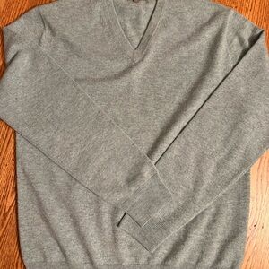 Elegant V-Neck Sweater in Classic Gray/green